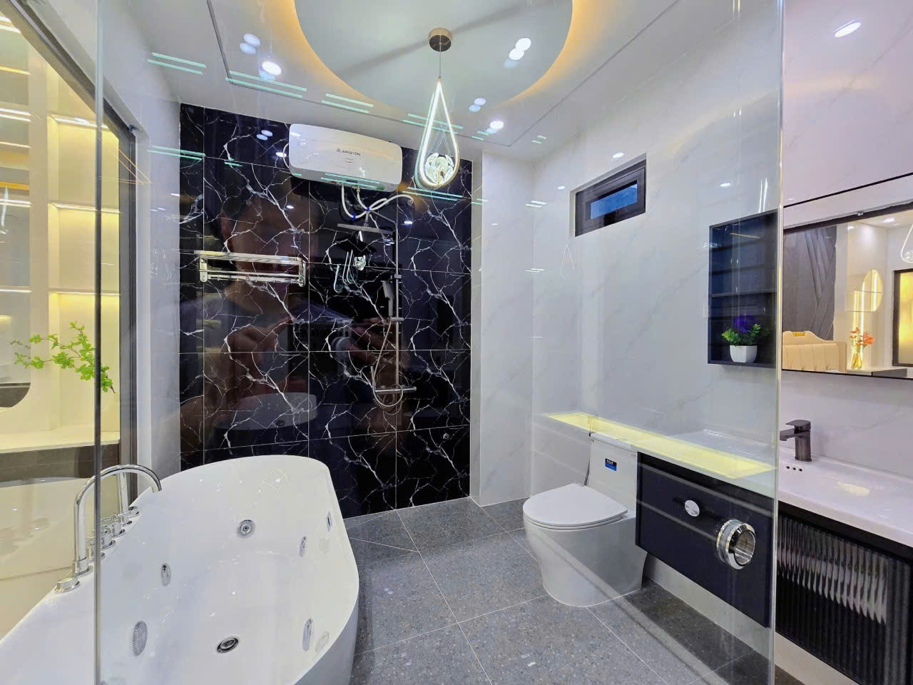 304794100137629985324